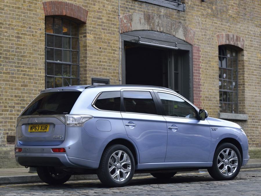  Mitsubishi Outlander PHEV 2014 года  (UK) (фото 15 из 19)